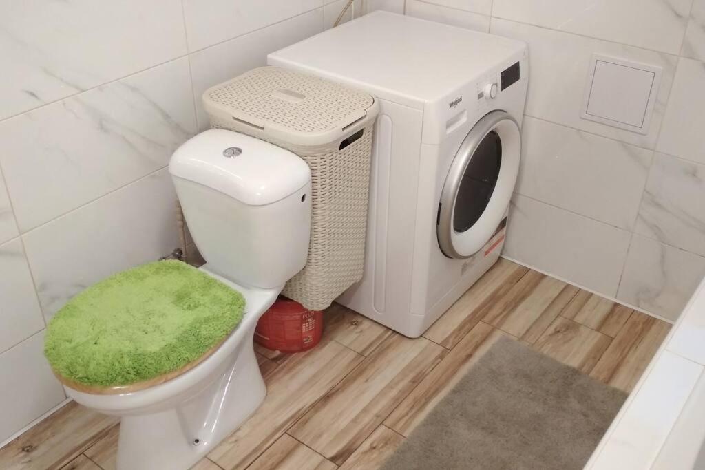 Cely Dum S Vybavenou Kuchyni, Koupelna S Virivkou Holiday home