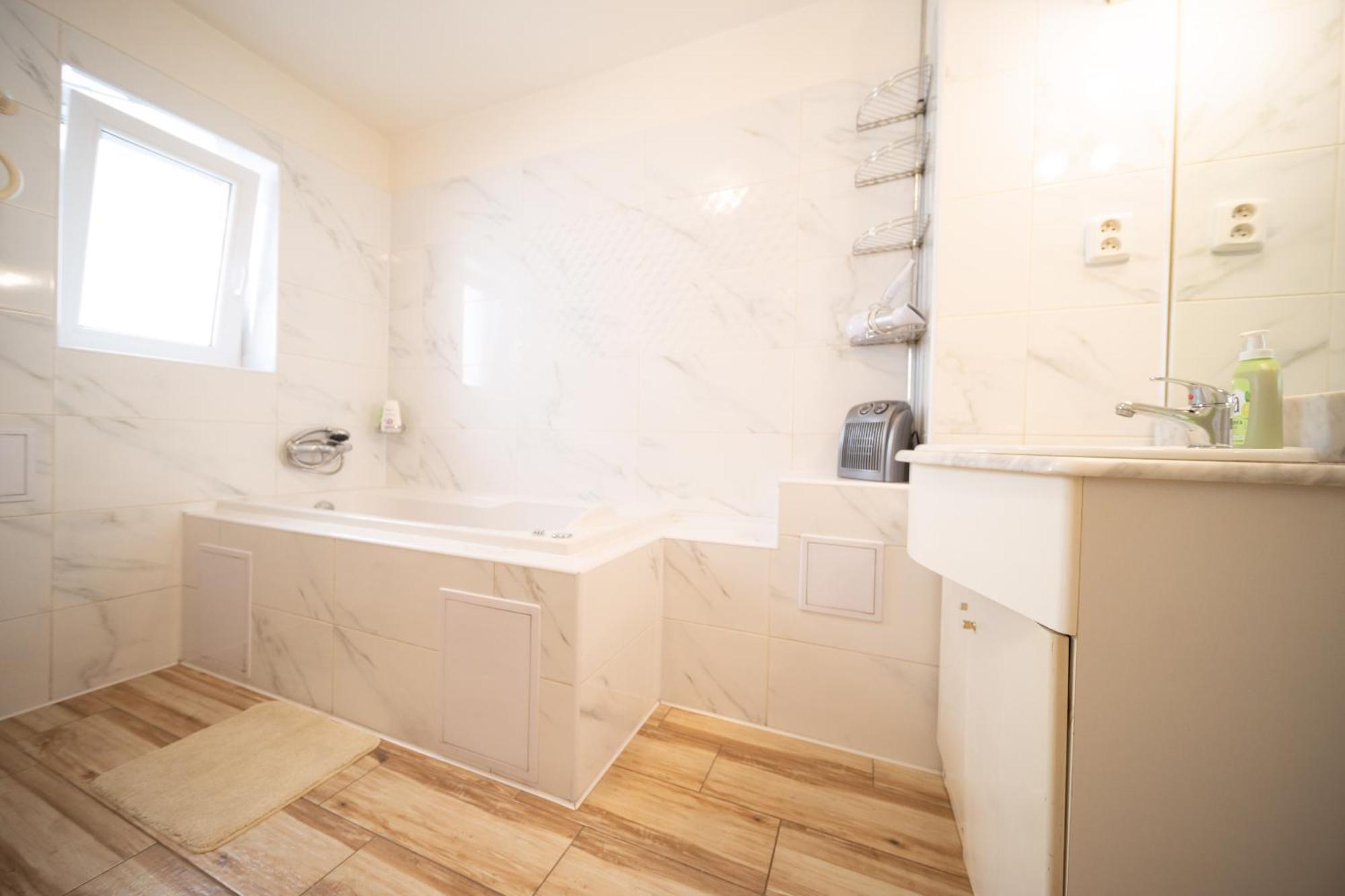 Cely Dum S Vybavenou Kuchyni, Koupelna S Virivkou Holiday home *